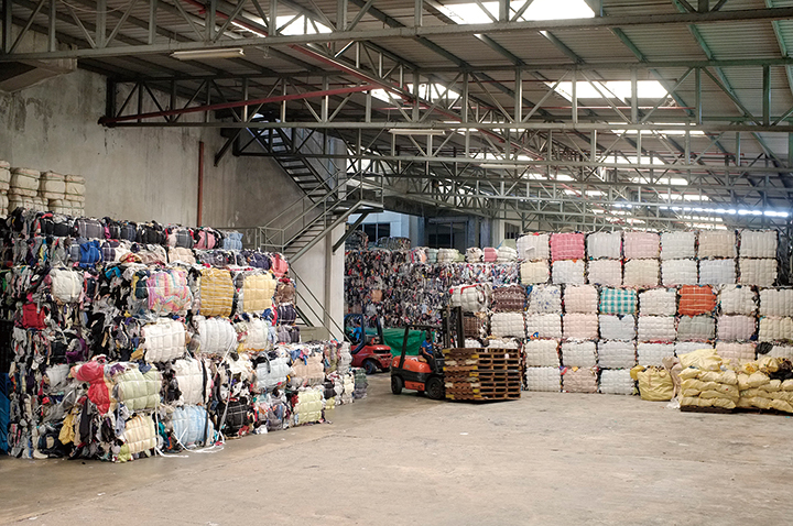 ２．マレーシアの古着工場には、洋服ポストをはじめ、アジア各地から衣類が届きます。